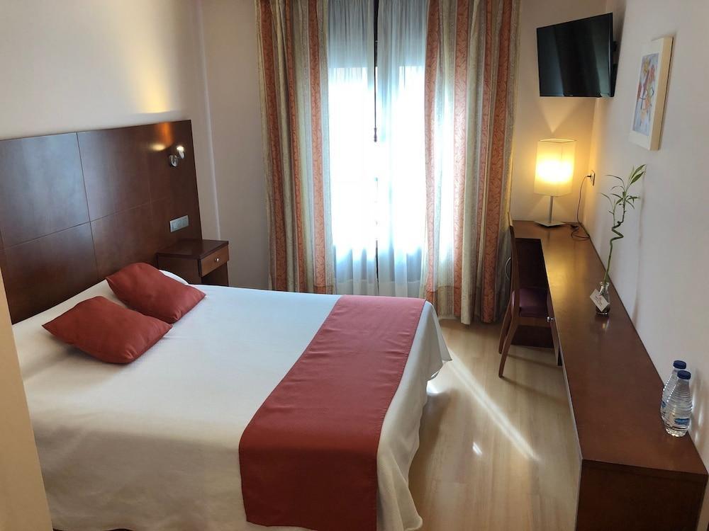 Hotel Jaques Хака Екстериор снимка