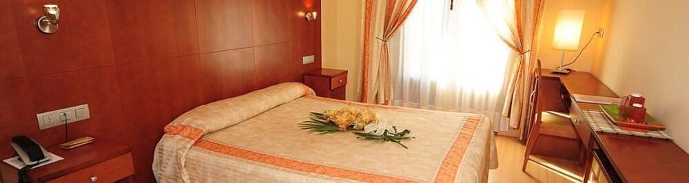 Hotel Jaques Хака Екстериор снимка