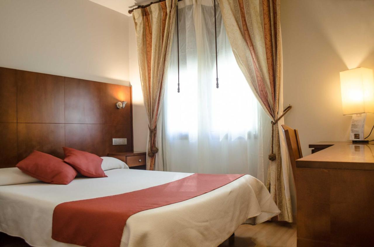 Hotel Jaques Хака Екстериор снимка