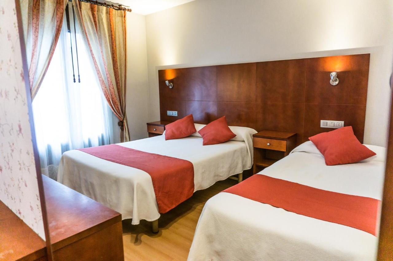 Hotel Jaques Хака Екстериор снимка