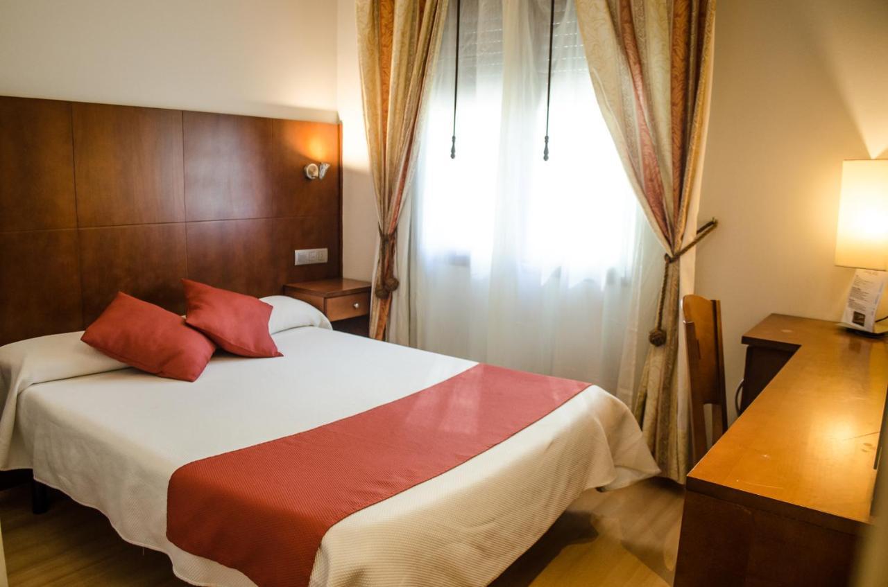 Hotel Jaques Хака Екстериор снимка